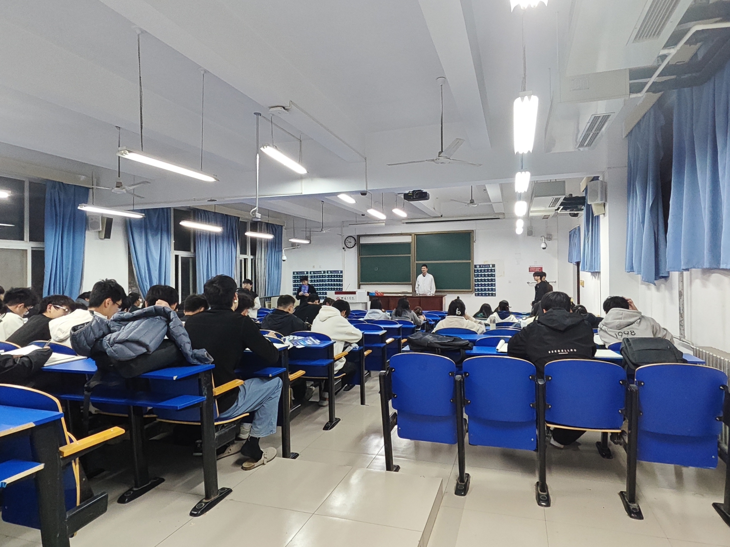 “在学习中沉静，在书香中陶醉”我院积极开展2025级晚自习-信息与通信工程学院