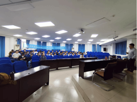 信息与通信工程学院举办“深度强化学习赋能空中交通轨迹与频谱联合优化”研究生创新教育讲座